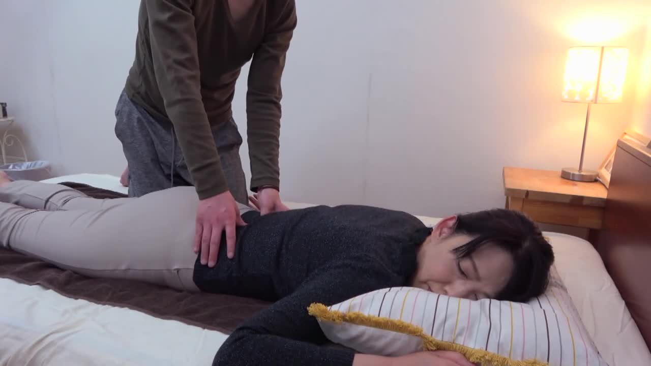 No rubbing there... Son who tricked his mother for a sexy massage - AV大平台-Chinese Subtitles, Adult Films, AV, China, Online Streaming