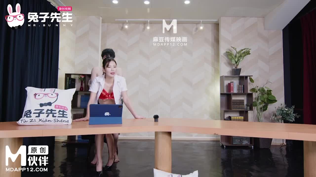 Lewd female news anchor having sex while broadcasting news - AV大平台-Chinese Subtitles, Adult Films, AV, China, Online Streaming