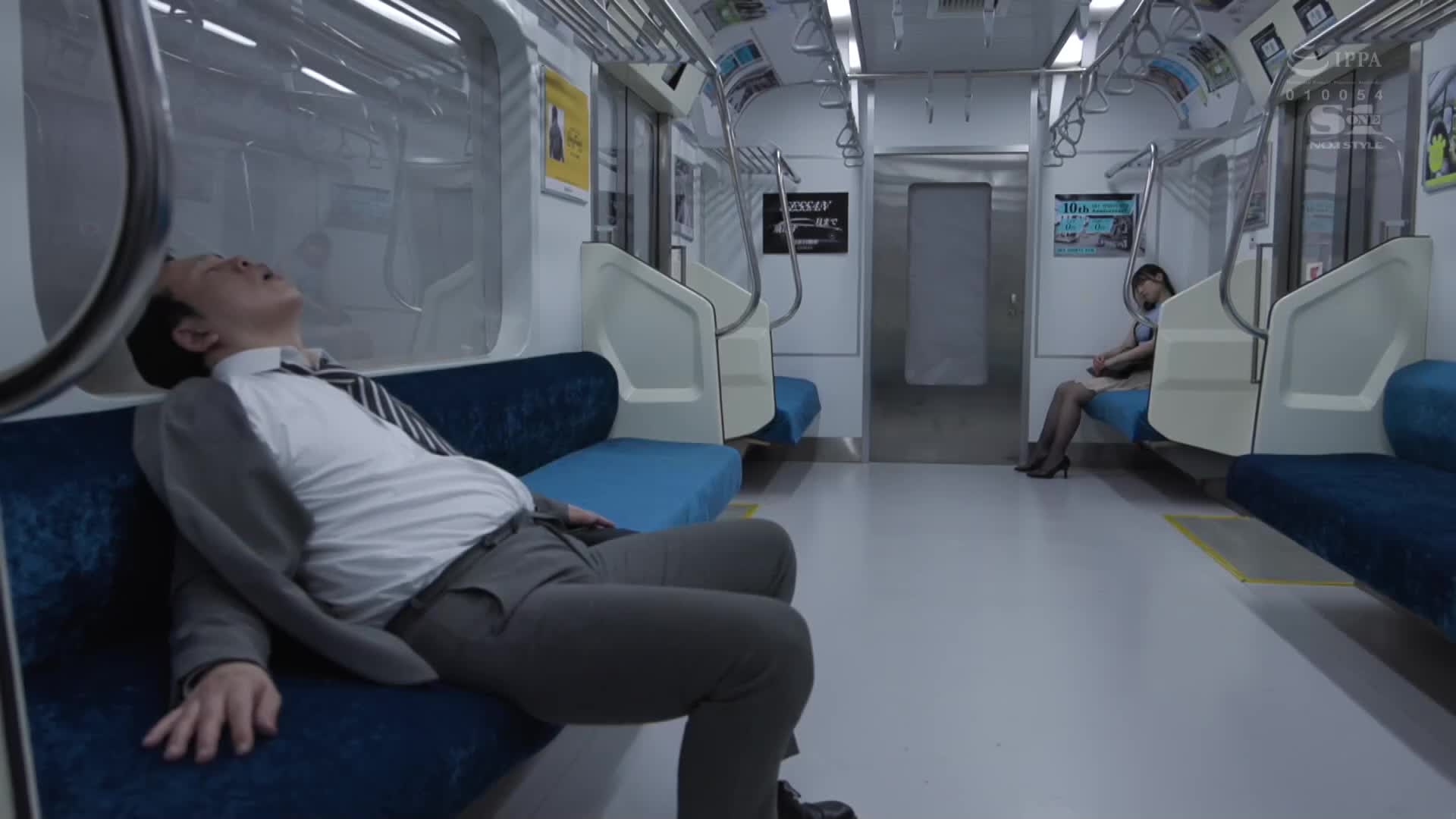 A sexy giant butt that you have a 100% chance of encountering in the morning on weekdays! The crazy person who rides the train on Friday is obsessed with the OL who wears tight pantyhose with a small... - AV大平台-Chinese Subtitles, Adult Films, AV, China, Online Streaming