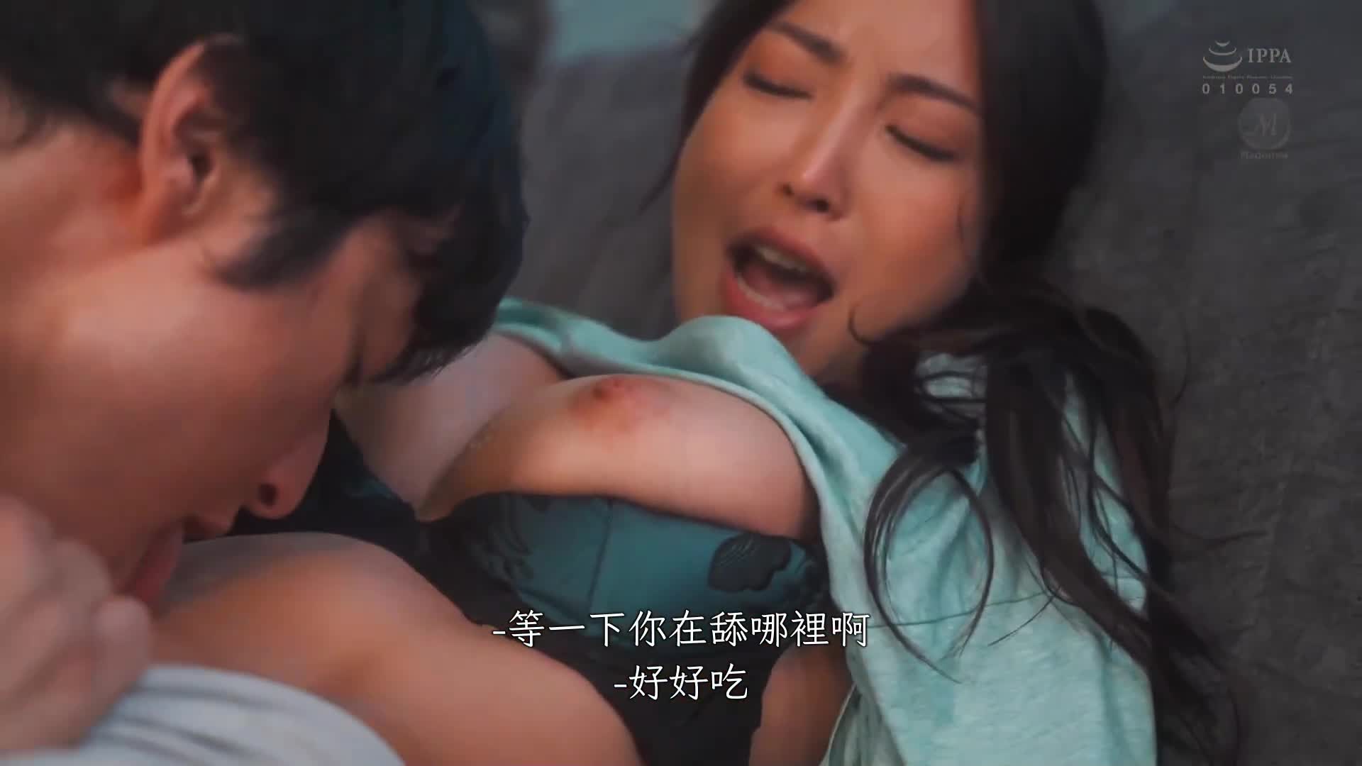 In order to confirm his wife&#039;s love, he left her alone with his incomparable junior for three hours... After constant pursuit, 16 shots were fired without being drawn out, and his wife was taken away... - AV大平台-Chinese Subtitles, Adult Films, AV, China, Online Streaming