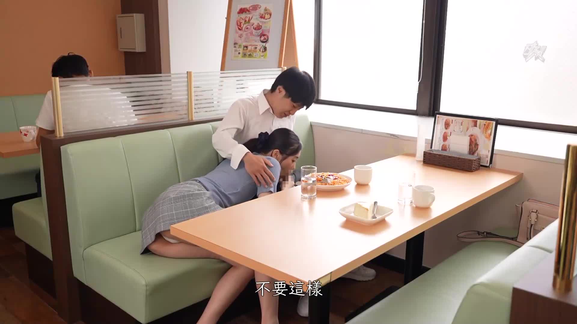 Reuniting with her long-awaited friend&#039;s mother through a matching app, the tense thread is broken. The two put aside reason and let their instincts intertwine. Komatsu Xing - AV大平台-Chinese Subtitles, Adult Films, AV, China, Online Streaming