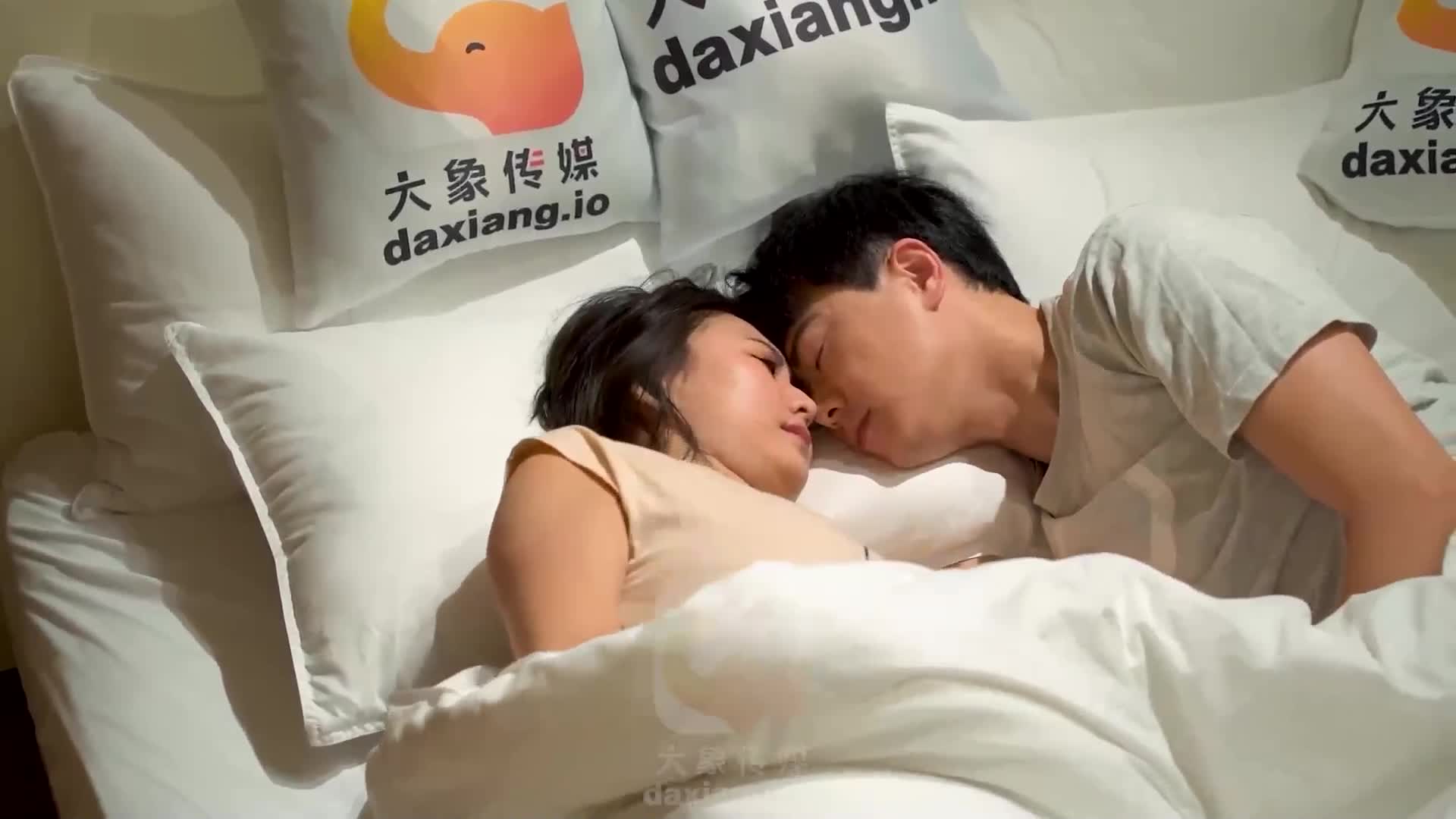 Childhood sweethearts come to visit during the Chinese New Year - AV大平台-Chinese Subtitles, Adult Films, AV, China, Online Streaming