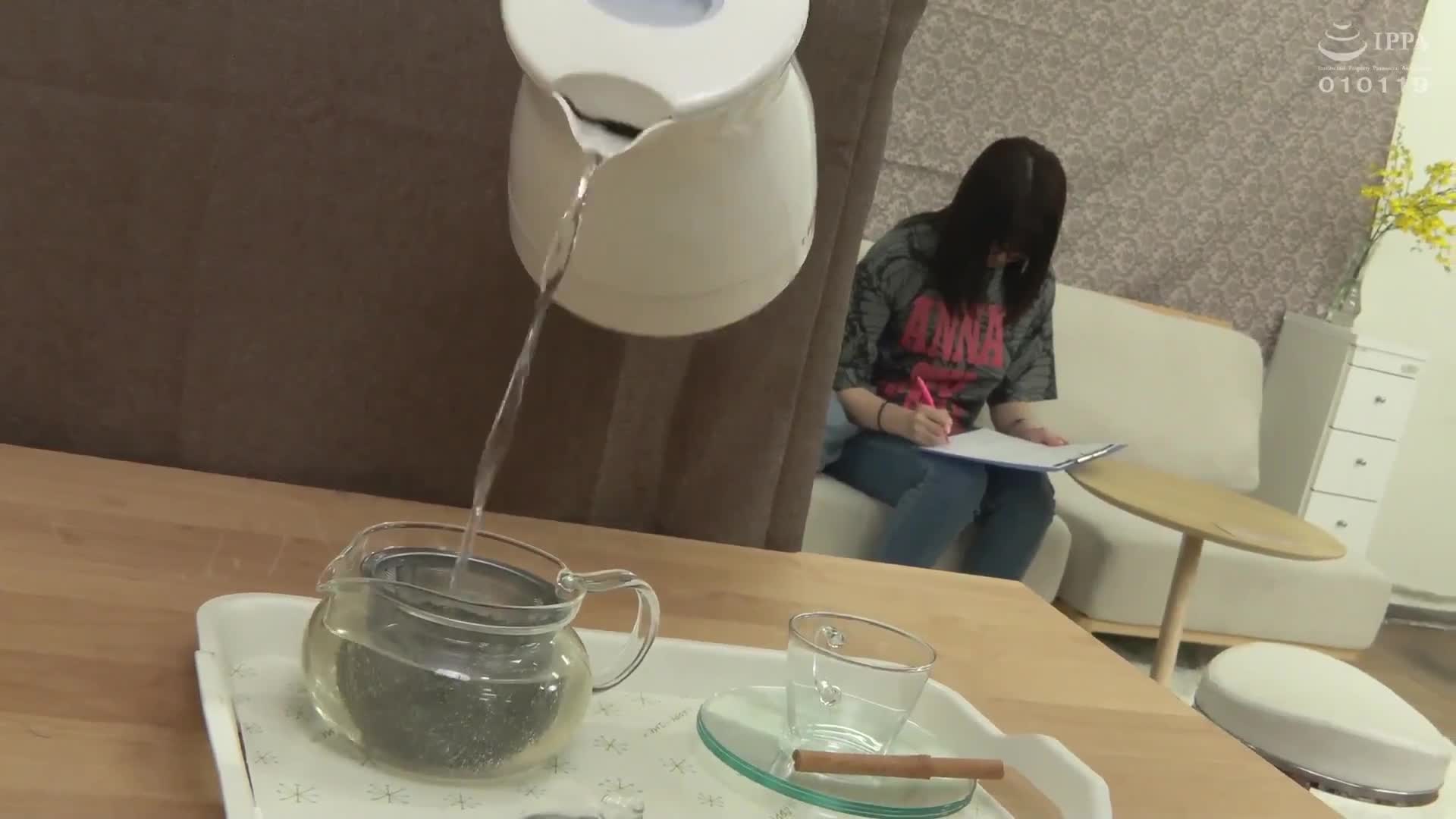 A highly educated JD (female college student) was asked to drink tea containing anesthetics during an unscrupulous beauty massage. She could not resist, and her body was played with and stiffened into... - AV大平台-Chinese Subtitles, Adult Films, AV, China, Online Streaming