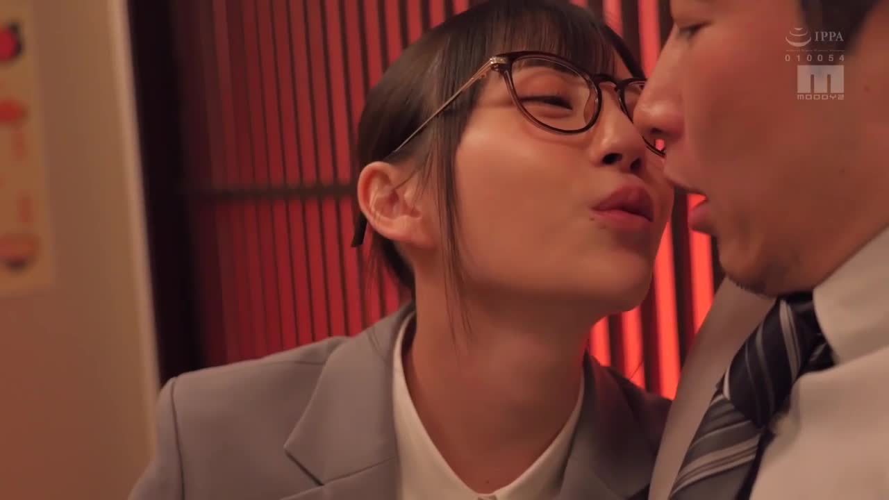 The company&#039;s bereaved junior loses his mind at a drinking party. After getting drunk, he becomes a kissing demon. He kisses passionately to make love even after the last train, and ends up being drai... - AV大平台-Chinese Subtitles, Adult Films, AV, China, Online Streaming