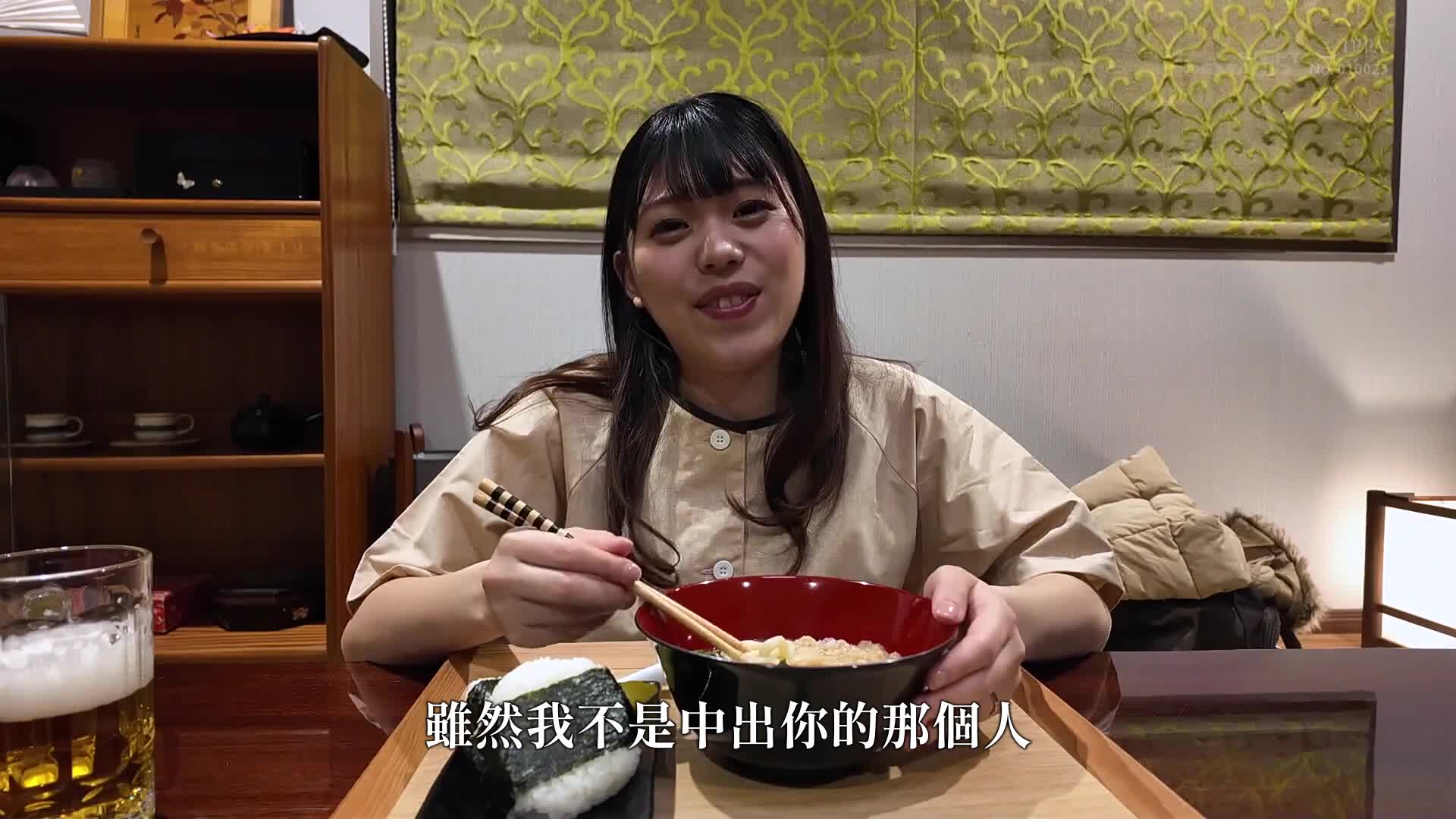 [VIP會員點播]  一位努力撫養孩子的 26 歲母親，喜歡在周末去美食廣場過夜，忘記日常生活，釋放自己的慾望。真白理真 - AV大平台 - 中文字幕，成人影片，AV，國產，線上看