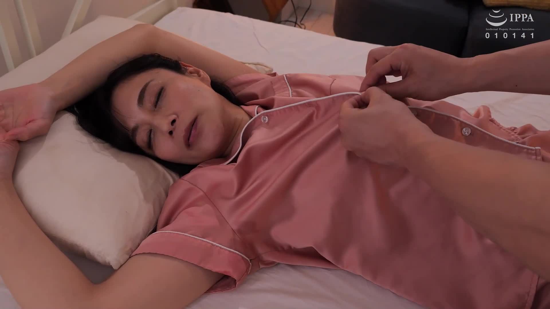 Late at night in late summer, when my mother fell asleep after masturbating and she was unprepared, he secretly had sex with her, from pretending to be asleep to having a passionate and super exciting... - AV大平台-Chinese Subtitles, Adult Films, AV, China, Online Streaming