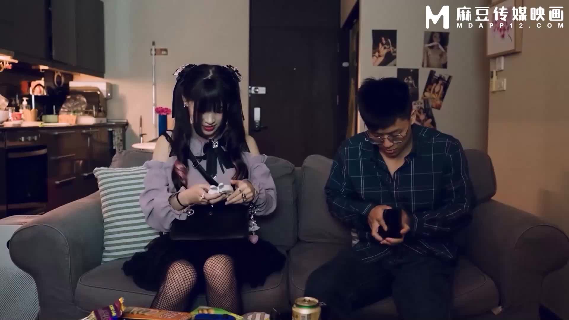 The otaku is seasick and the escort girl falls in love with him - AV大平台-Chinese Subtitles, Adult Films, AV, China, Online Streaming