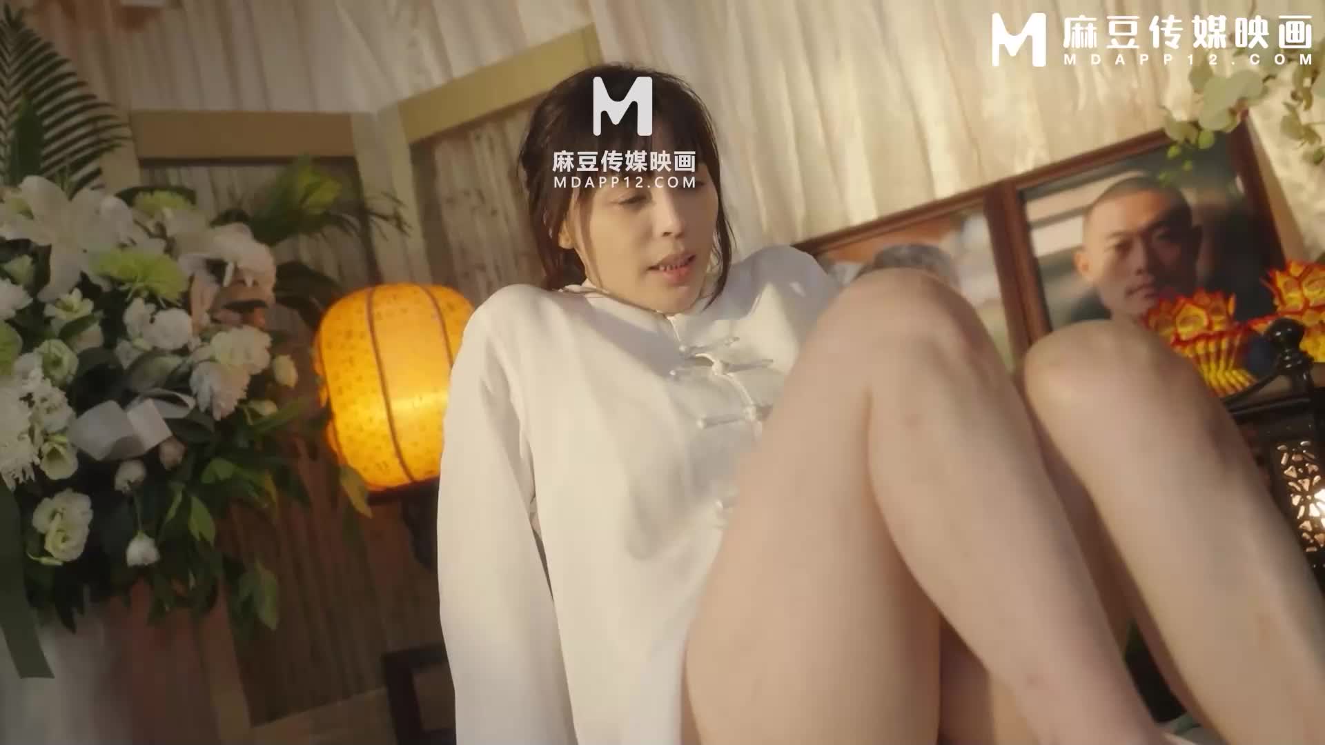 Widow had an affair at the funeral hall and was fucked hard in front of her portrait - AV大平台-Chinese Subtitles, Adult Films, AV, China, Online Streaming