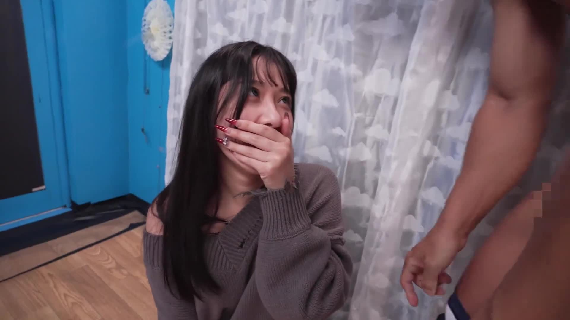 Magic Mirror Hardcore No. 1: A college girl in a loose fluffy cardigan participates in a dildo pulling game! She sandwiches the dildo growing out of the floor between her tight cunt and stands with her legs spread apart in an extremely vulgar position! - AV大平台-Chinese Subtitles, Adult Films, AV, China, Online Streaming
