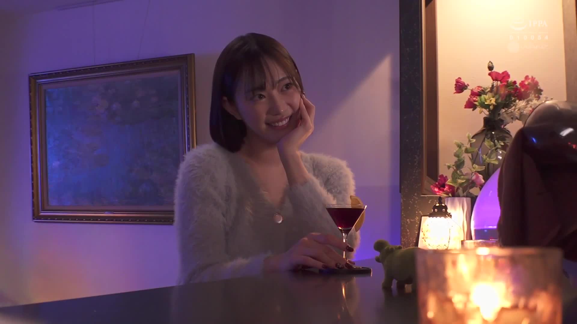 在銀座的酒吧裡，一位美女穿著黑色絲襪展現美腿，誘惑著男性進行逆向搭訕。她以蒸蒸足底按摩和蟹步踢擊的方式，讓男性多次射精，展現出天才級的性愛技巧。美谷朱音 - AV大平台 - 中文字幕，成人影片，AV，國產，線上看