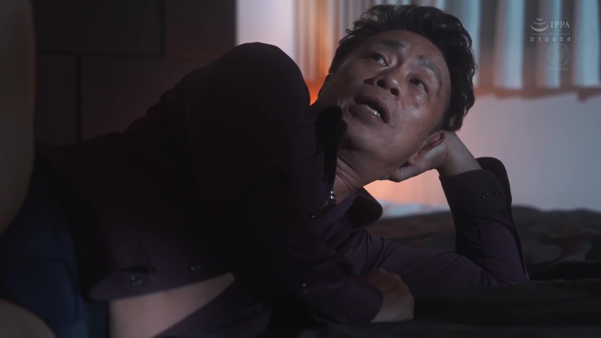 高級俱樂部的人妻，在太客的汗水和體液中，閉店後進行中出枕頭生意。水戶香奈 - AV大平台 - 中文字幕，成人影片，AV，國產，線上看