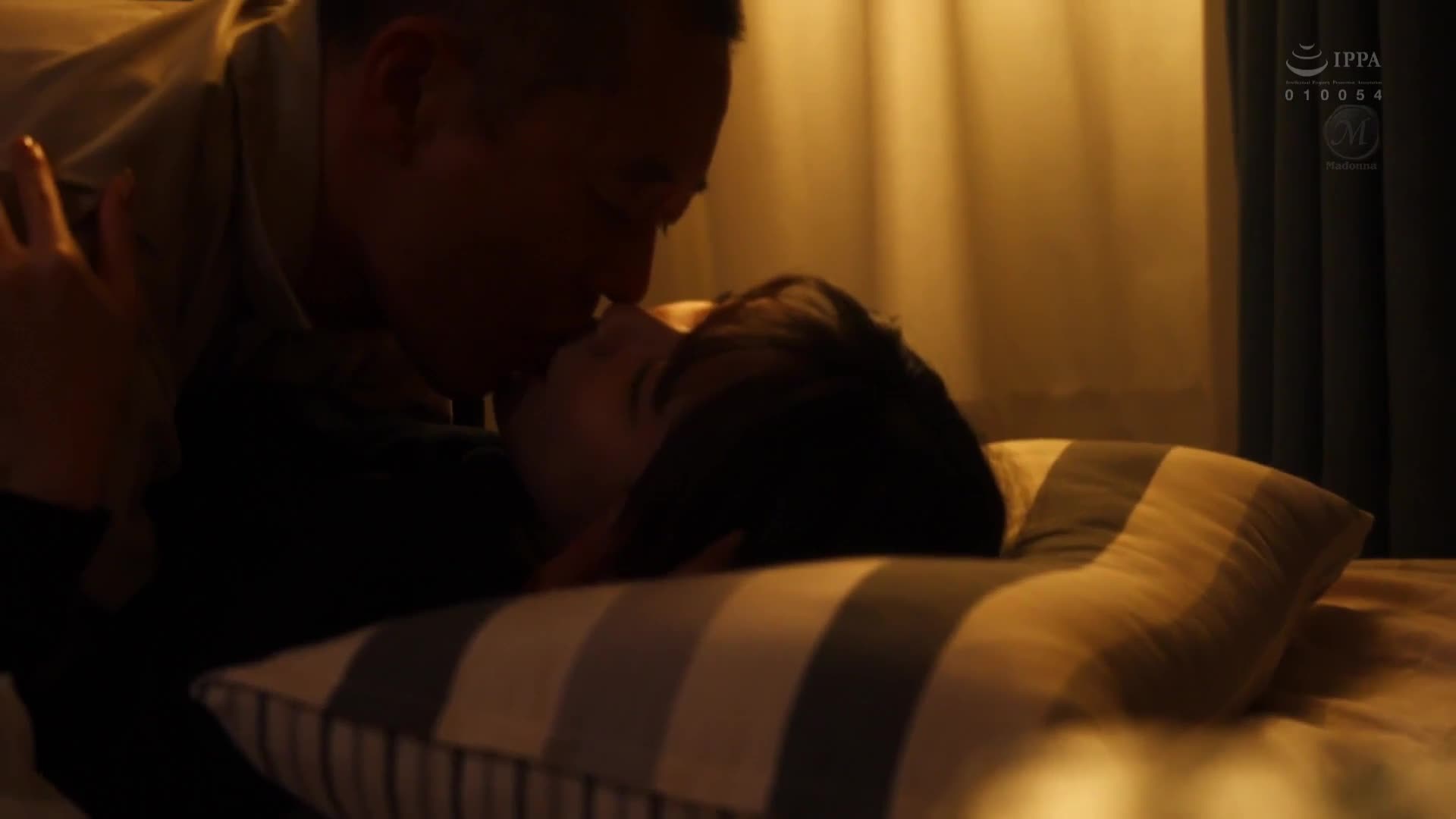While fleeing, a sinful female prisoner is full of intense and fleeting sex in a shabby apartment hidden by a middle-aged man with an incredible sex for seven days. Ichino Aoi - AV大平台-Chinese Subtitles, Adult Films, AV, China, Online Streaming