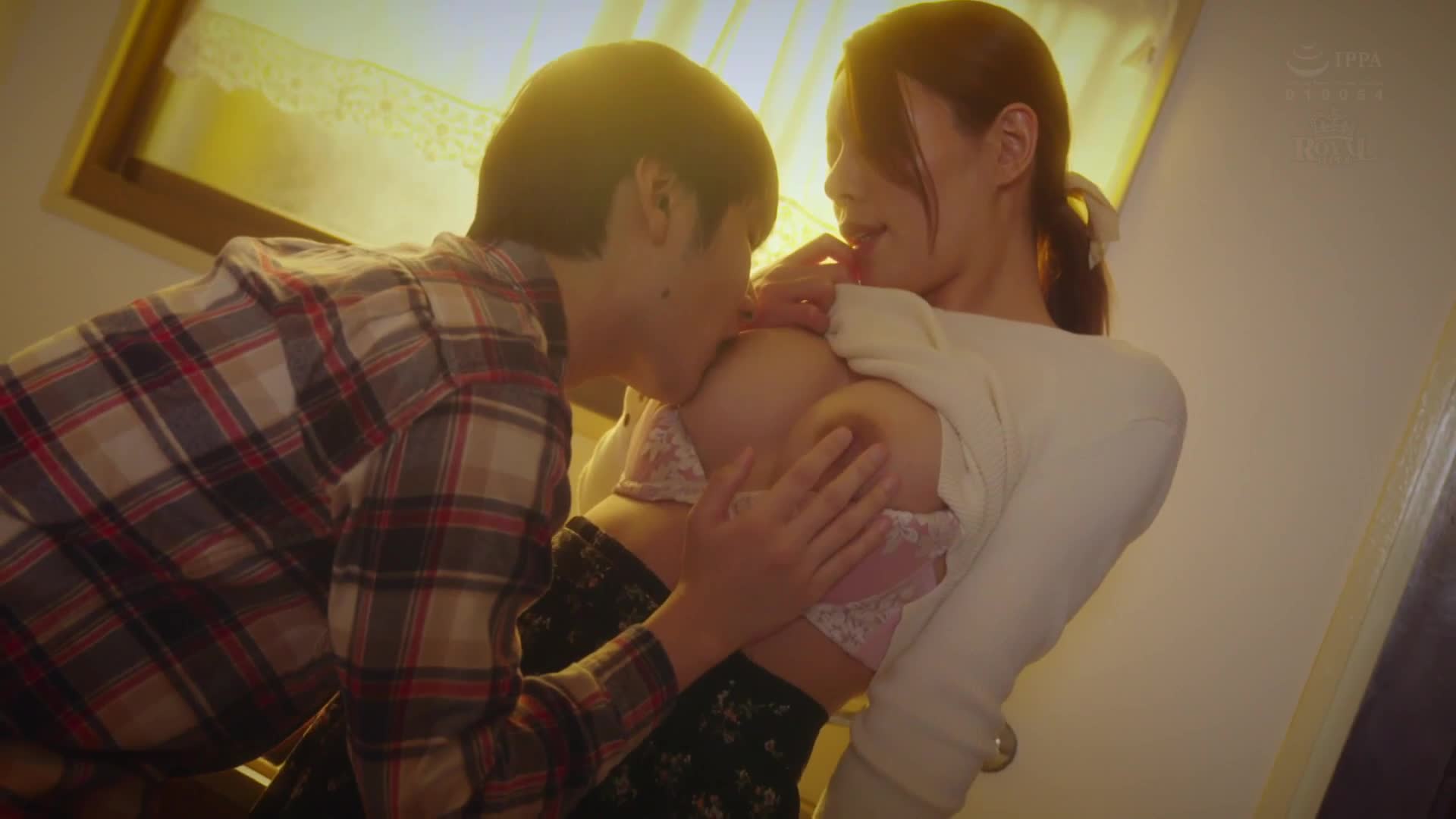 住在隔壁的身材纖細、胸部豐滿的單親媽媽，總是表現得很開朗，但卻帶著一絲寂寞的氣息。都月琉衣紗 - AV大平台 - 中文字幕，成人影片，AV，國產，線上看