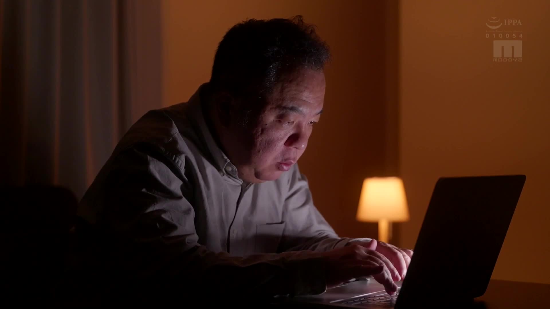 除了快感之外，連聲音也發不出來...在電車上、在學校裡被黏著的痴漢持續地弄得濕潤，這位天真無邪的制服美少女。 輝星綺羅 - AV大平台 - 中文字幕，成人影片，AV，國產，線上看