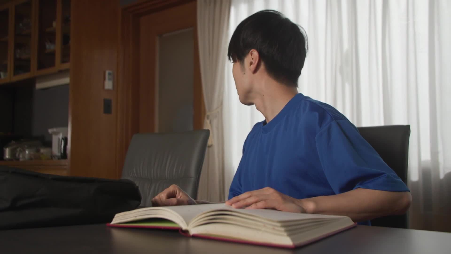 一位總是穿著無胸罩透視美乳，無意識地誘惑著我，從一次意外開始的濃密不倫故事，友人的母親。桐岡五月 - AV大平台 - 中文字幕，成人影片，AV，國產，線上看