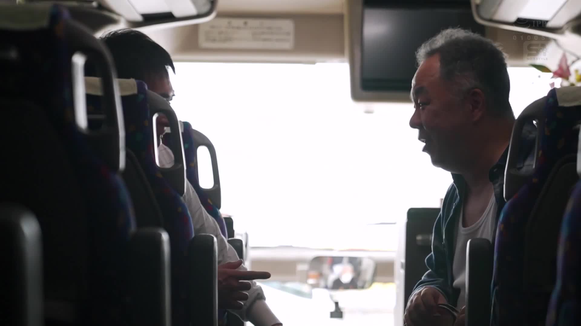 被迫在身體上承擔責任的美麗巴士導遊，不斷滿足精力充沛的老爺爺乘客，參加不斷持續的大型混合性愛18次射精巴士之旅。Miru - AV大平台 - 中文字幕，成人影片，AV，國產，線上看