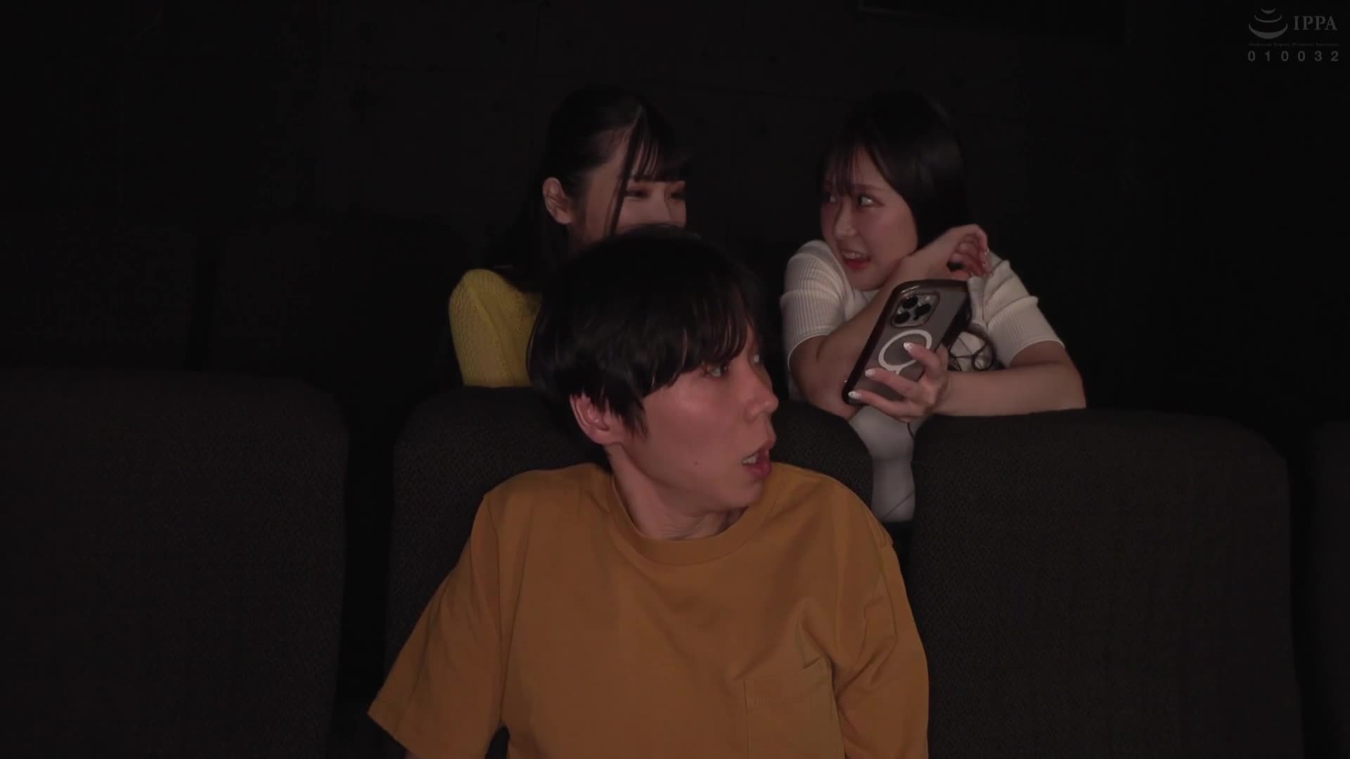 平日白天的電影院裡，只有我和一個痴女客人...。明明是那麼想看的電影，卻因為那個痴女不停地在我衣服上摸弄我的乳頭和雞雞，完全無法集中！ - AV大平台 - 中文字幕，成人影片，AV，國產，線上看