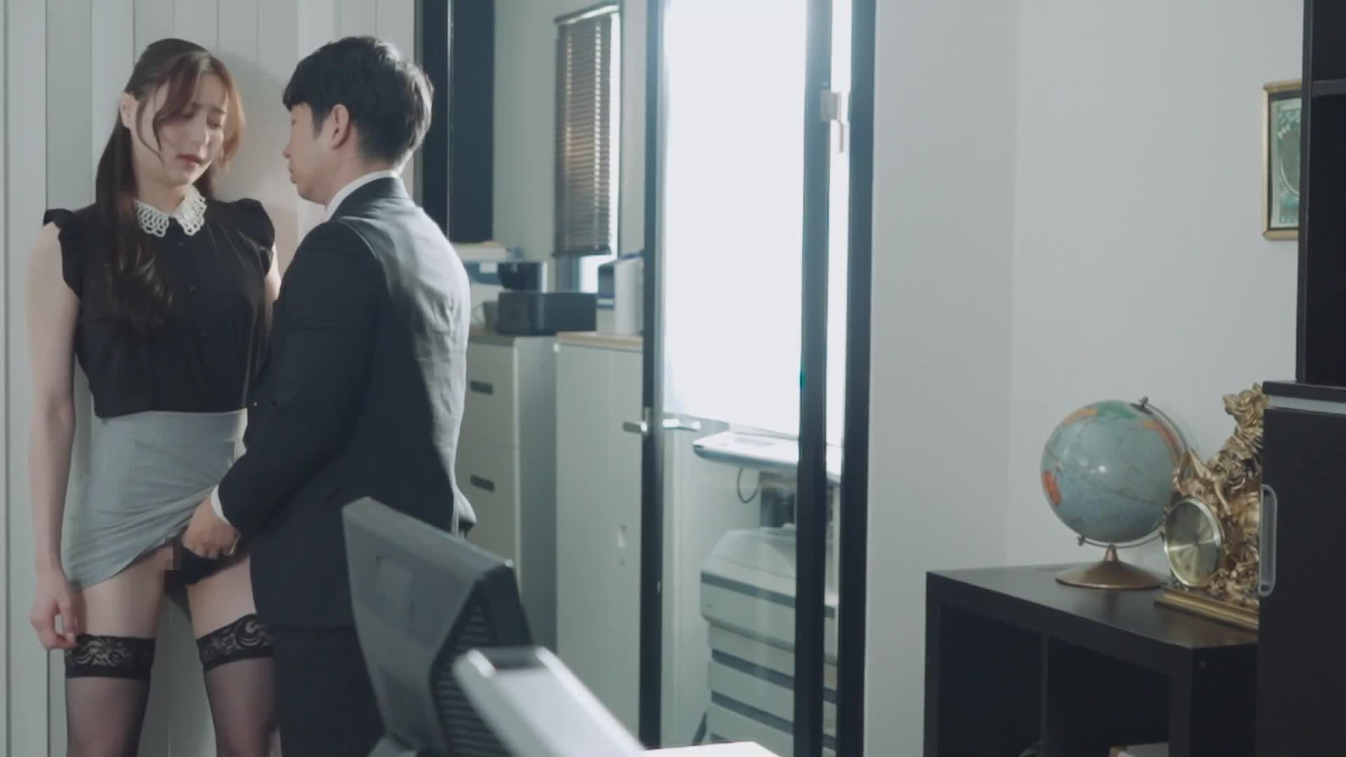 迷藥直接塗抹在食辣內褲上，走路時下半身像小鹿般顫抖，美腿秘書每走一步都會失禁。白峰美羽 - AV大平台 - 中文字幕，成人影片，AV，國產，線上看