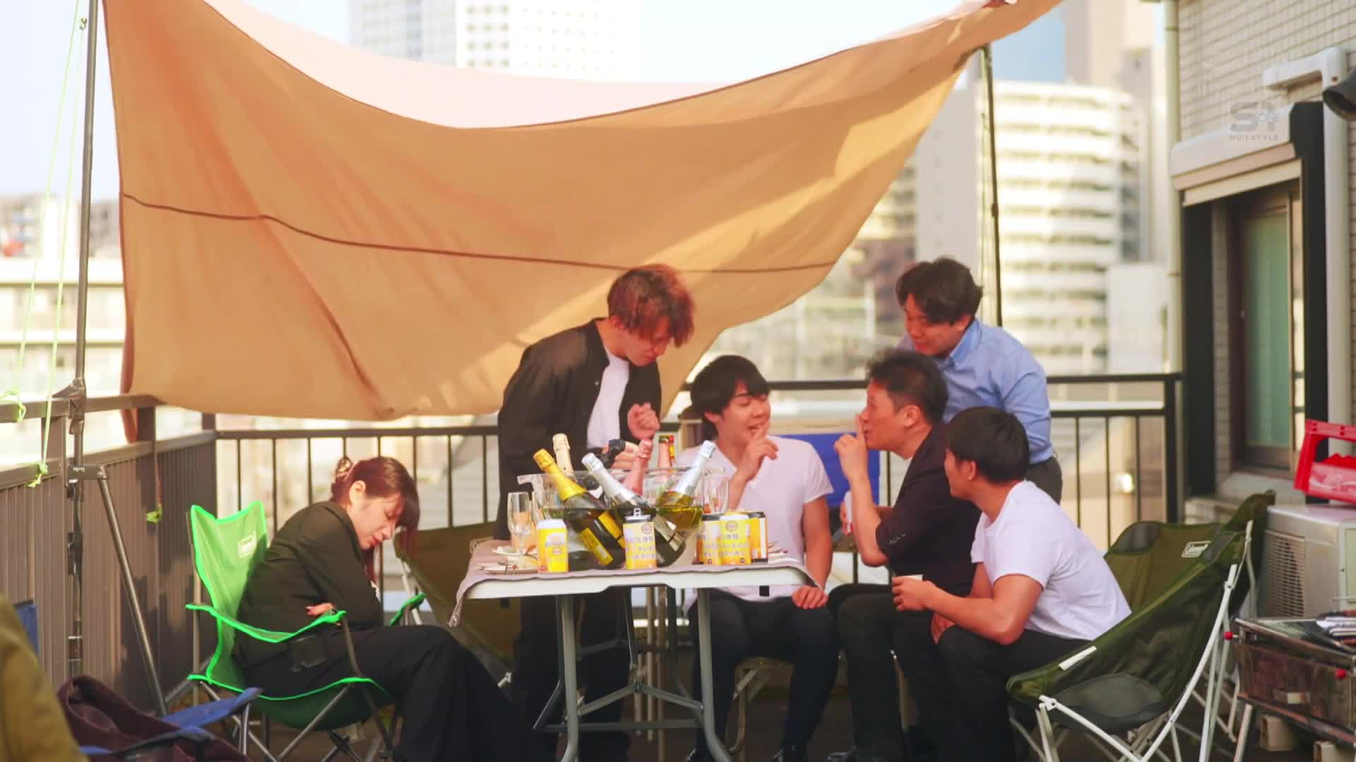 在公司燒烤活動中，一杯接一杯地喝酒，OL（而且還是已婚者）就對所有同事張開大腿…笹倉彩 - AV大平台 - 中文字幕，成人影片，AV，國產，線上看