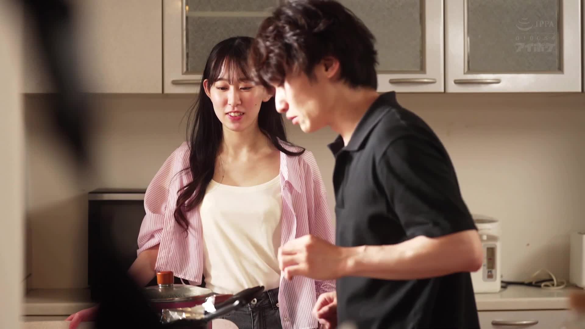 我向一直喜歡的青梅竹馬告白，開始交往，並且在初次性行為的那一天，當我脫掉她的衣服時，看到了超乎想像的纖細巨乳，讓我興奮得無法自持，我們瘋狂地相互慾火焚身。月城莉莉香 - AV大平台 - 中文字幕，成人影片，AV，國產，線上看