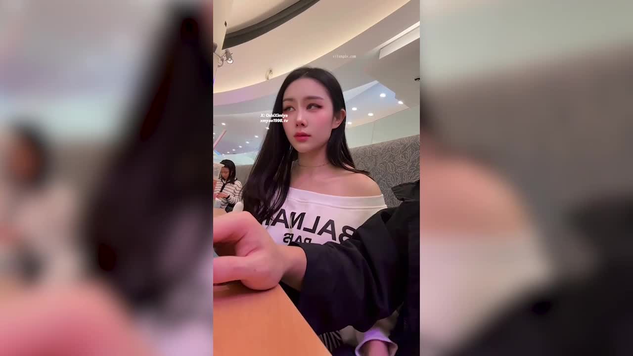 Super beautiful and quirky mature woman - tide Mengyao - gave someone a handjob in a crowded shopping mall, with people constantly passing by, it was so exciting! She then ejaculated onto egg waffles and ate them all, so incredibly sexy! - AV大平台-Chinese Subtitles, Adult Films, AV, China, Online Streaming