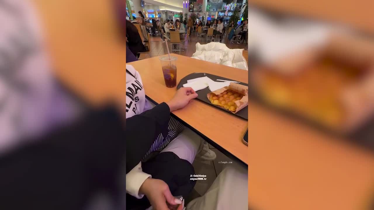 Super beautiful and quirky mature woman - tide Mengyao - gave someone a handjob in a crowded shopping mall, with people constantly passing by, it was so exciting! She then ejaculated onto egg waffles and ate them all, so incredibly sexy! - AV大平台-Chinese Subtitles, Adult Films, AV, China, Online Streaming