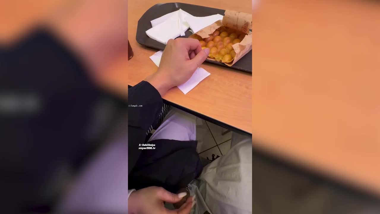 Super beautiful and quirky mature woman - tide Mengyao - gave someone a handjob in a crowded shopping mall, with people constantly passing by, it was so exciting! She then ejaculated onto egg waffles and ate them all, so incredibly sexy! - AV大平台-Chinese Subtitles, Adult Films, AV, China, Online Streaming