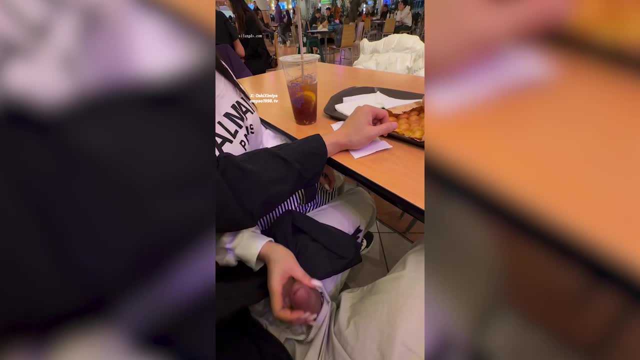 Super beautiful and quirky mature woman - tide Mengyao - gave someone a handjob in a crowded shopping mall, with people constantly passing by, it was so exciting! She then ejaculated onto egg waffles and ate them all, so incredibly sexy! - AV大平台-Chinese Subtitles, Adult Films, AV, China, Online Streaming