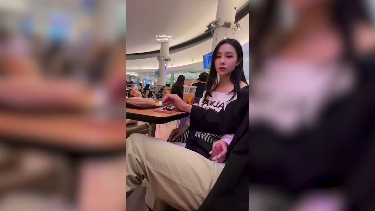 Super beautiful and quirky mature woman - tide Mengyao - gave someone a handjob in a crowded shopping mall, with people constantly passing by, it was so exciting! She then ejaculated onto egg waffles and ate them all, so incredibly sexy! - AV大平台-Chinese Subtitles, Adult Films, AV, China, Online Streaming