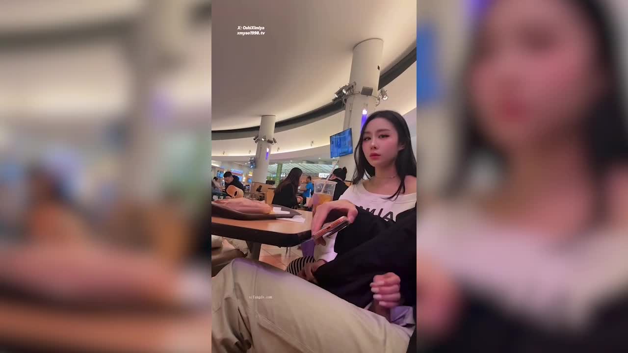 Super beautiful and quirky mature woman - tide Mengyao - gave someone a handjob in a crowded shopping mall, with people constantly passing by, it was so exciting! She then ejaculated onto egg waffles and ate them all, so incredibly sexy! - AV大平台-Chinese Subtitles, Adult Films, AV, China, Online Streaming