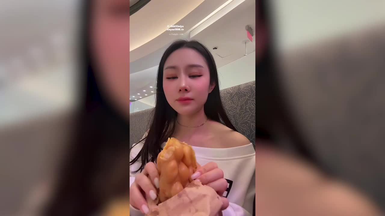 Super beautiful and quirky mature woman - tide Mengyao - gave someone a handjob in a crowded shopping mall, with people constantly passing by, it was so exciting! She then ejaculated onto egg waffles and ate them all, so incredibly sexy! - AV大平台-Chinese Subtitles, Adult Films, AV, China, Online Streaming