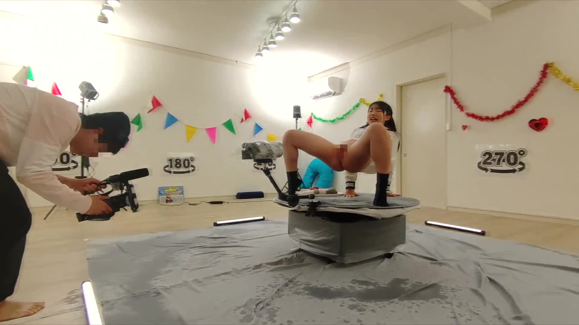 素人综艺 女子○生限定！尿尿世界一周！潮水喷射360度旋转获得10万日元！连续喷射提高感度的未成熟穴穴被成人巨大阴茎连续潮水喷射无法停止！ ！ - AV大平台-中文字幕,成人影片,AV,国产,线上看