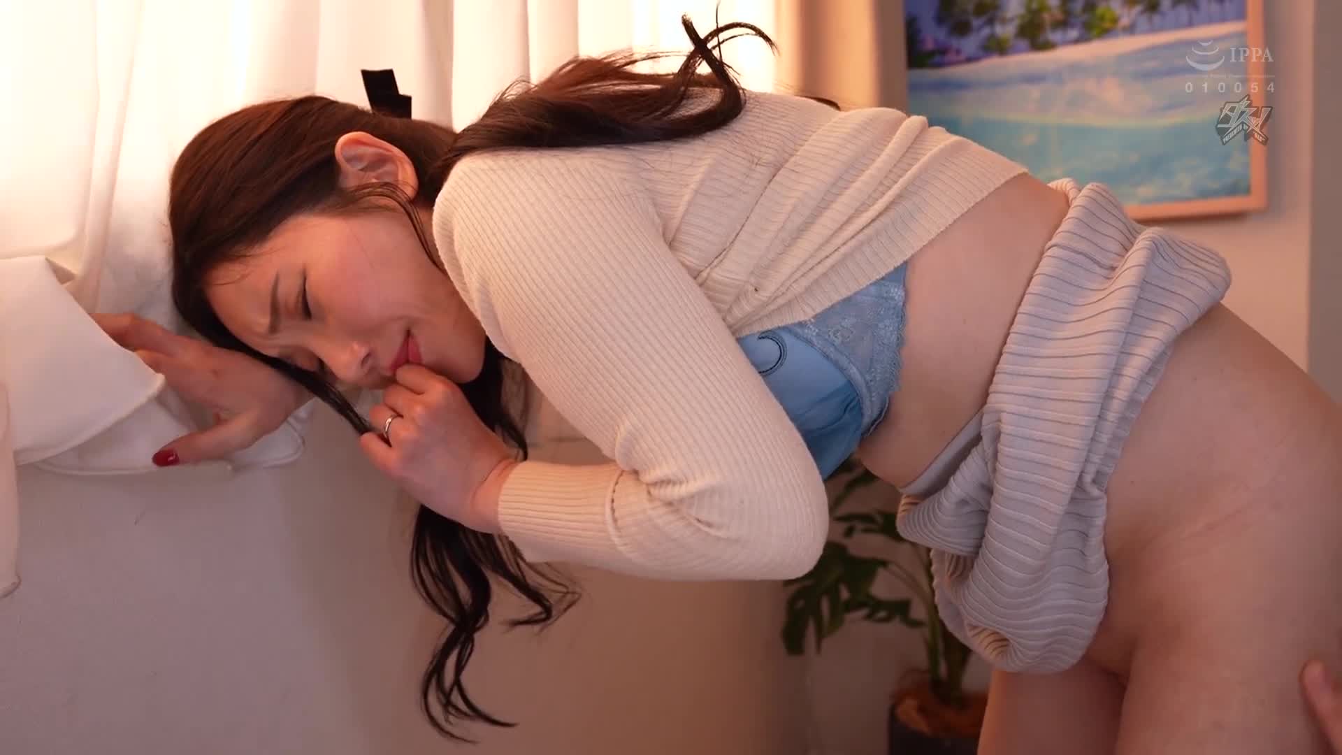 彼女們是彼此的美魔女朋友，但他們互相都不知道對方的真實身份，當他們在箱式養生場所相遇時，他們開始了一段秘密的通姦關係。夏目玲香。 - AV大平台 - 中文字幕，成人影片，AV，國產，線上看